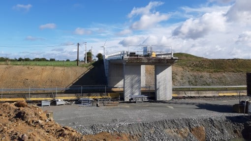 Afbeelding van een halfgebouwde brug - wegwerkzaamheden project aan de D948