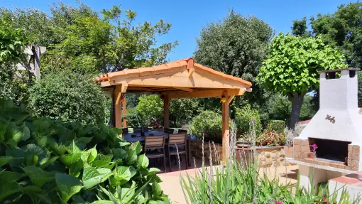 Coin repas extérieur pour Le Marronnier - grand-gite-de-style-ferme