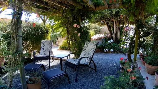Image of shady, outside seating area at La Petite Guyonnière - Holiday rentals