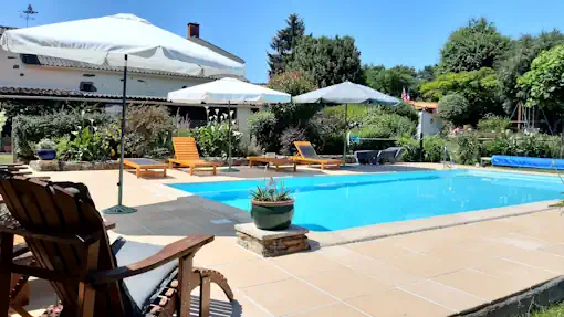 Foto van zwembad en zonneterras bij La Petite Guyonnière - landelijke-vakanties-in-frankrijk