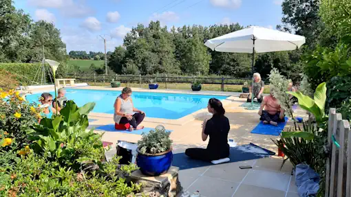 Photo cours de yoga au bord de la piscine - Vacances en France